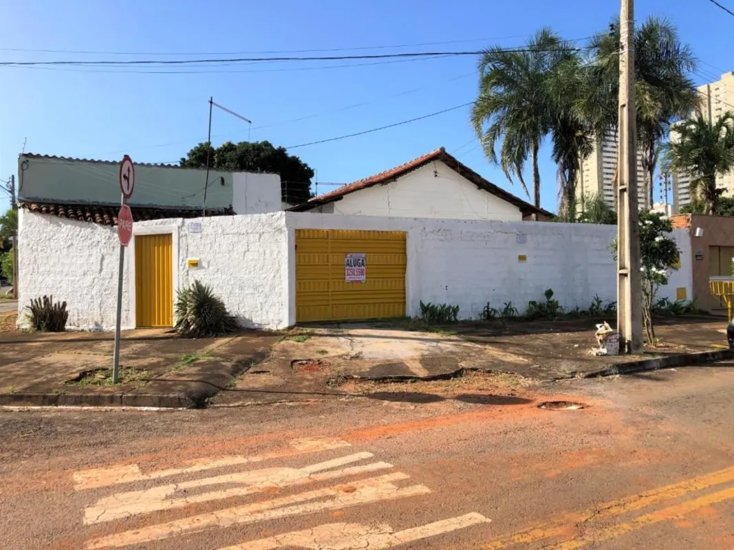 Casa com 02 quartos, portão eletrônico, sala de estar, sala de TV, banheiro soci...