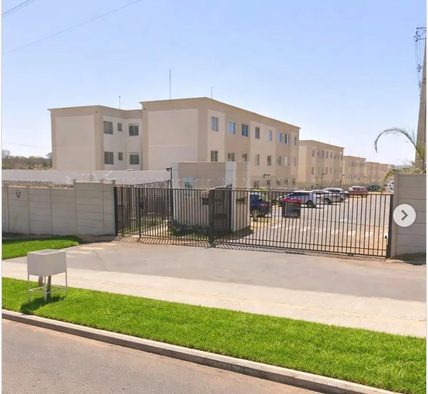 O imóvel possui 2/4, 42m2, sala, cozinha ampla com área de serviço, wc social, 1...