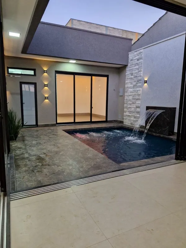 GH2404Casa com 3 quartos no Moinho dos Ventos, em terreno com 345m² com 238m² de...