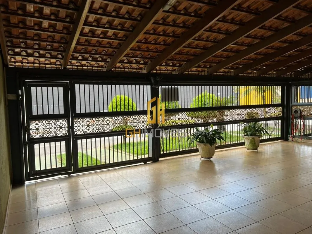 GH2182Casa com 3 quartos no Bairro Ilda , em terreno com 375m² com 200m² de área...