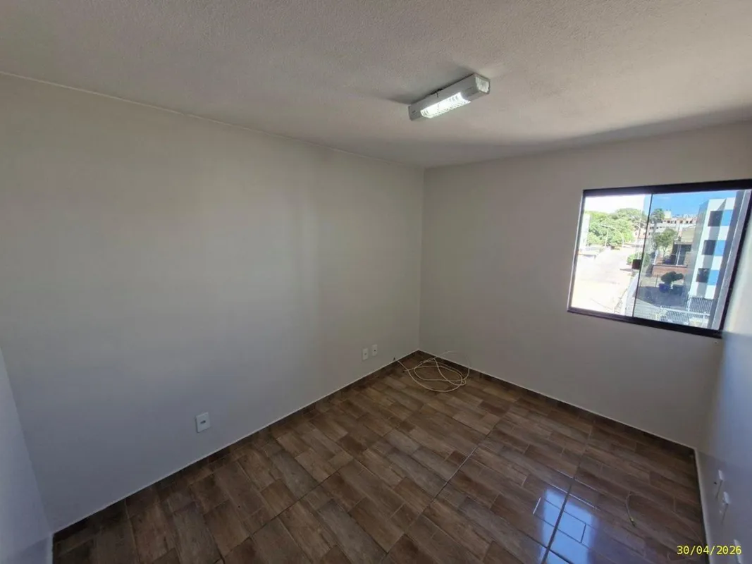 Apartamento 2 Quartos com Garagem Imóvel com sala, 2 quartos, banheiro social, c...