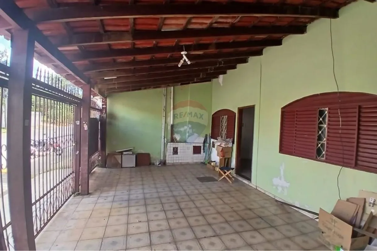 RE/MAX Veritas aluga casa na QE 32 composta por:- sala- cozinha- 3 quartos, send...