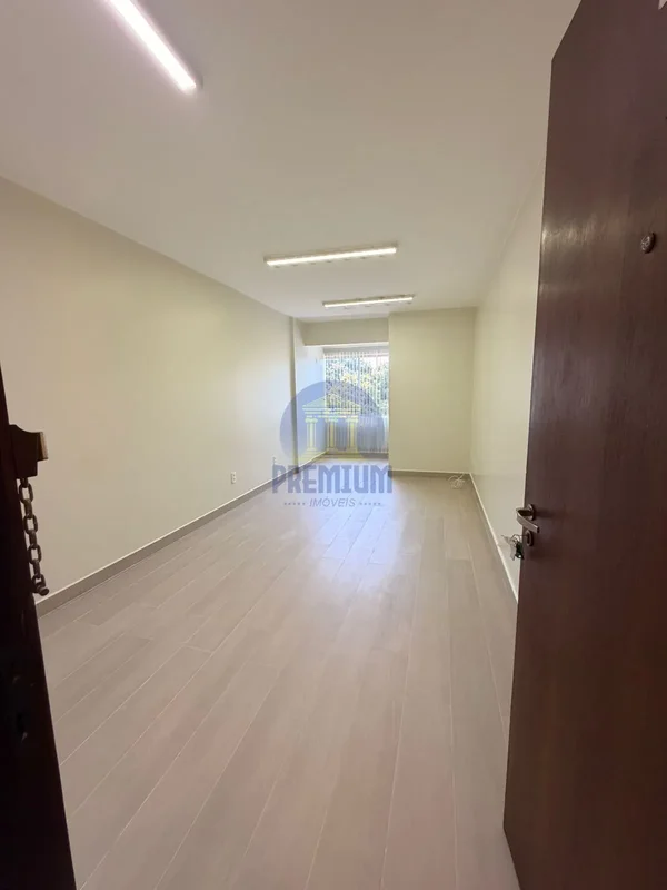 Ótima sala comercial na 705/905 Sul no Edifício Mont Blanc.* Sala com banheiro p...