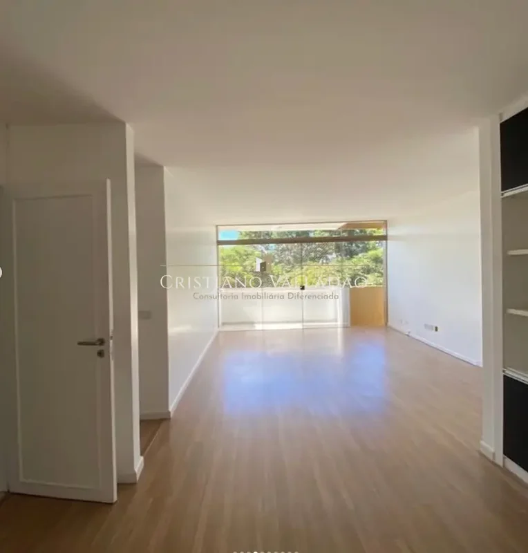 SQS 215 3 QUARTOS COM SUÍTE ANDAR MEDIANO Apartamento amplo no 4º andar em uma d...