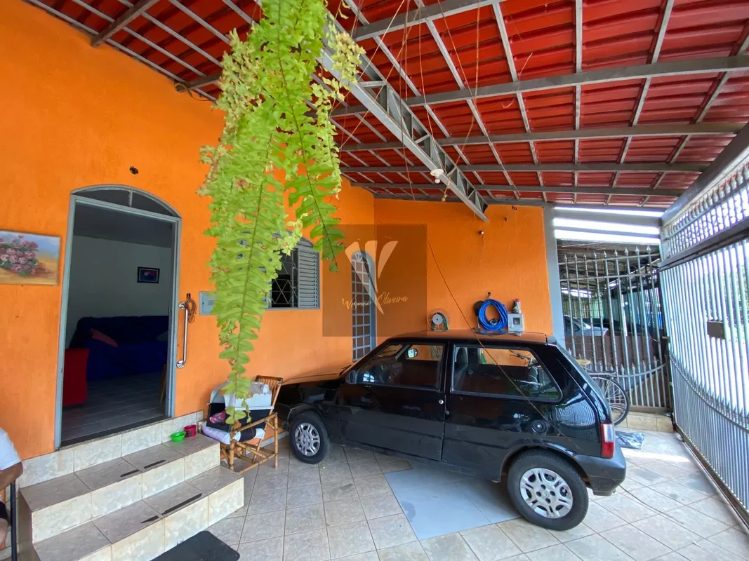 QR 506 - casa bem ventilada, no forro. Varanda colonial. Portão eletrônico..2 qu...