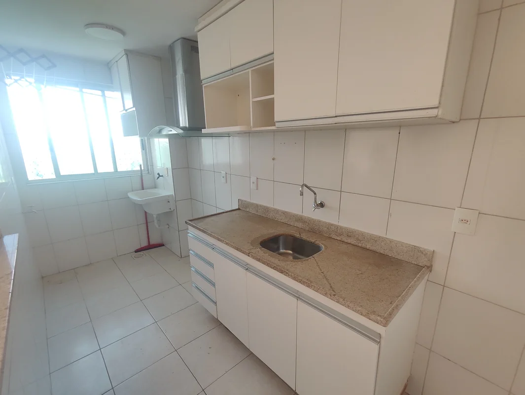 Alugo apartamento de 2 quartos sendo 1 suite em águas claras, com armários e 2 v...