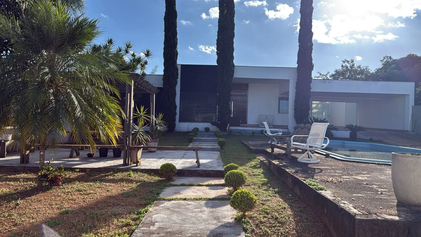 BSB IMOBILIÁRIOVende ótima residência, ampla, arejada e com iluminação natural, ...