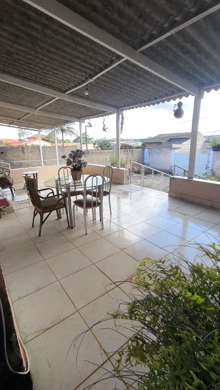 Casa com 4 quartos na Rua 6 ao lado do Colégio LICEU com lote de 800m2 e condomí...