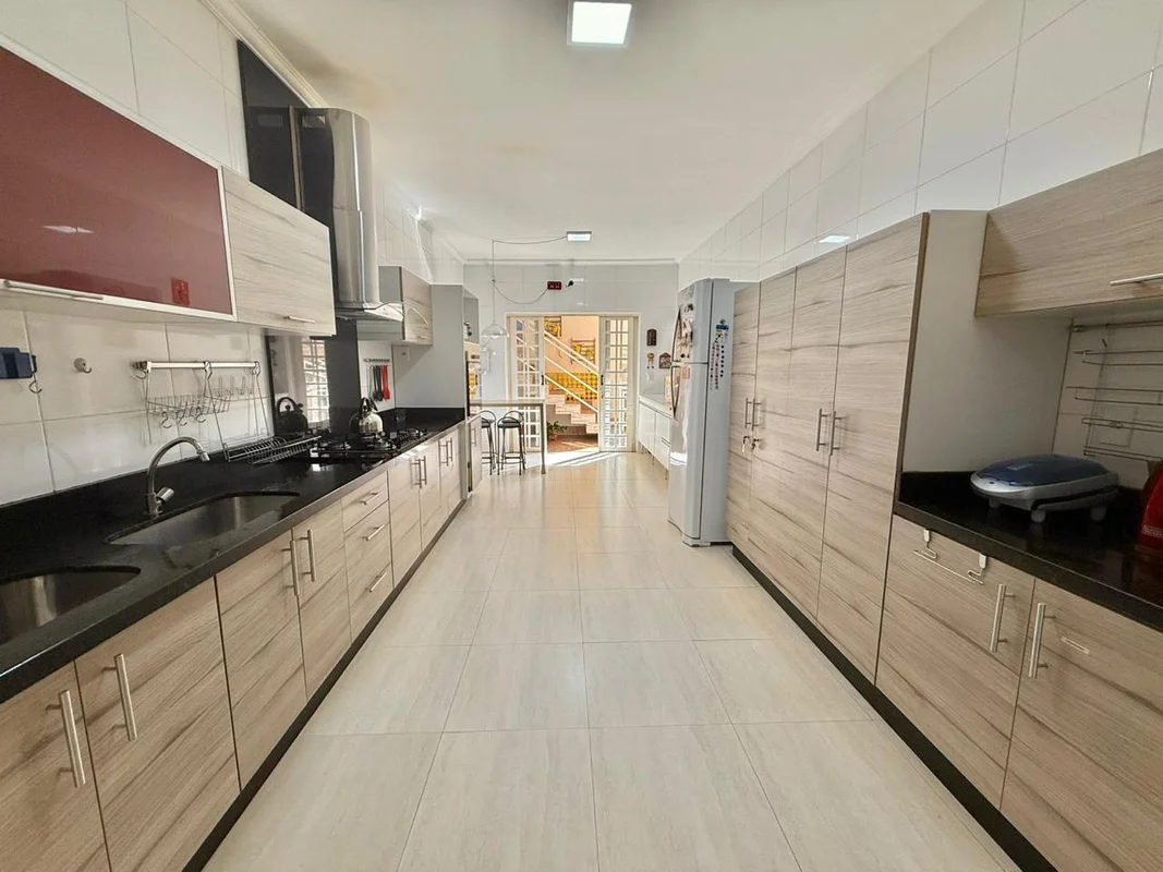 Vendo casa/sobrado bem localizado na Quadra 4 Conjunto C, em Sobradinho, DF. Com...