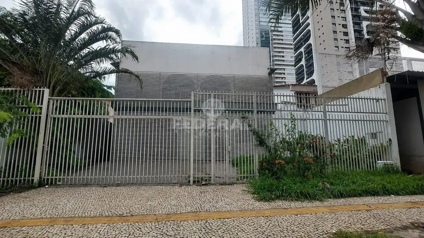 Apresentamos este imponente sobrado comercial localizado no prestigiado Setor Ma...