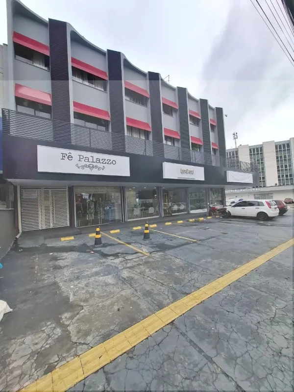 Apartamento com 1 quarto, banheiro, sala, cozinha e área de serviço, com piso em...