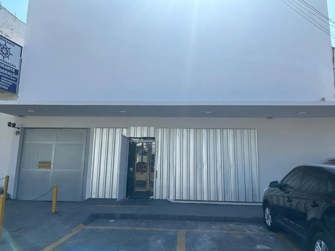 Imóvel com mais de 1.000 m² de área construída, localizado no cruzamento da Aven...