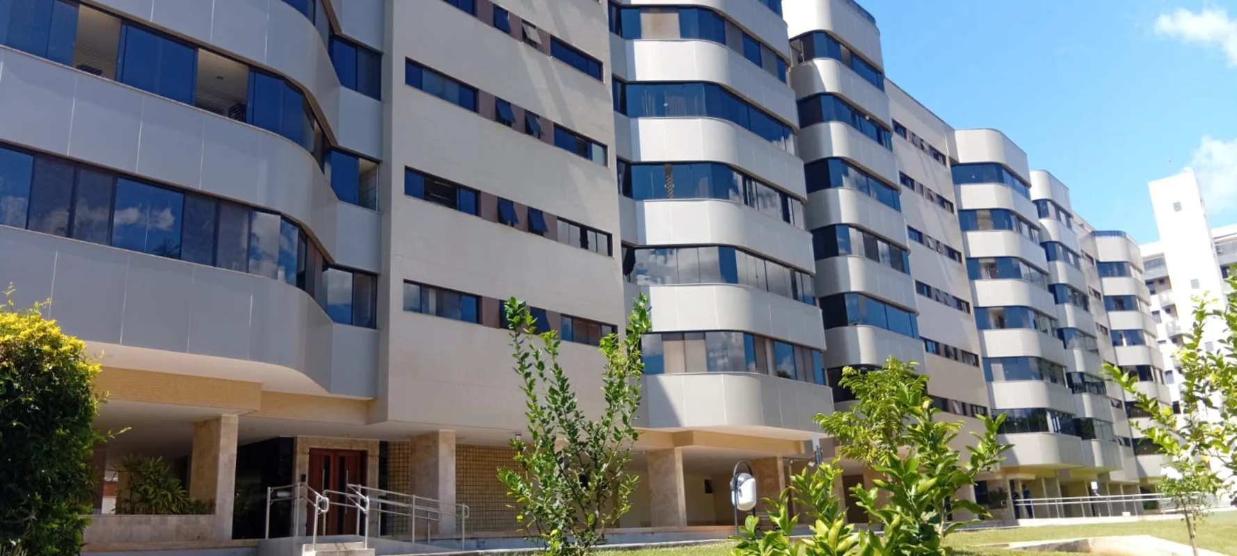 Descubra seu novo lar na charmosa SQN 211, ASA NORTE, Brasília-DF. Este apartame...
