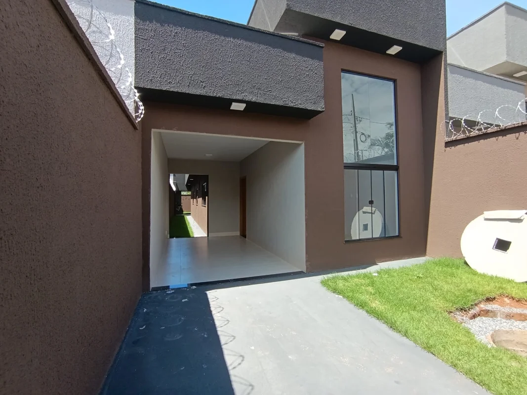 LINDA CASA NOVA DE 3 QUARTOS COM SUÍTE NO JARDIM HELVRCIA.Terreno: 185 m²Área co...