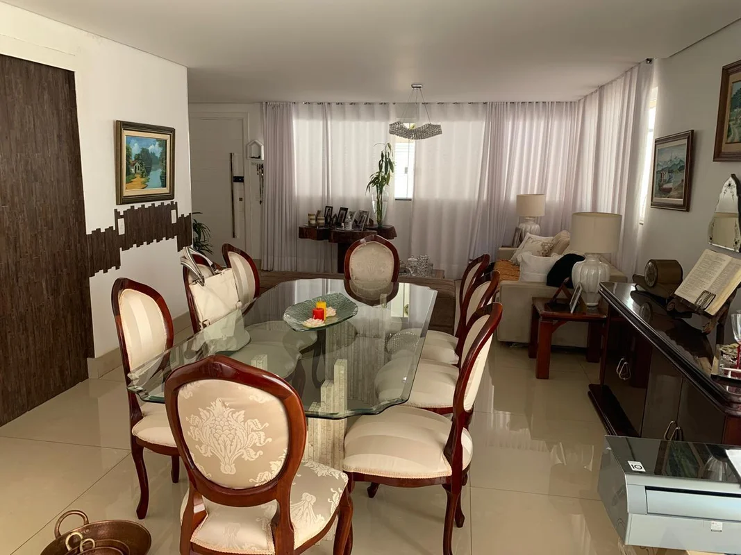 Uma casa térrea em bairro nobre de Brasília com localização privilegiada, tranqu...