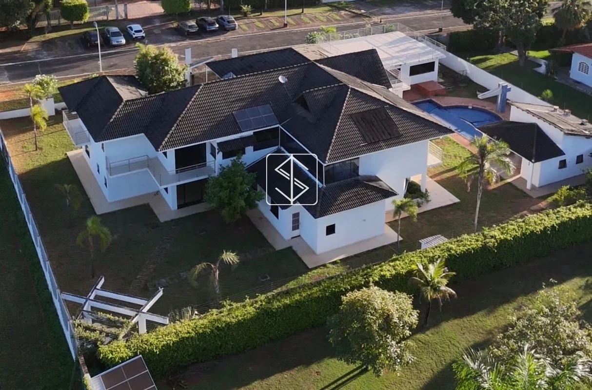 Casa de Alto Padrão à Venda no Park Way – Localização Estratégica em Frente à EP...