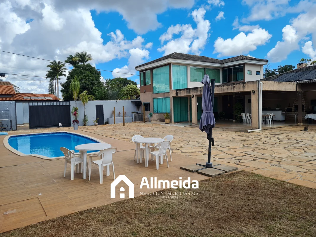 CASA COM DOIS PAVIMENTOS EM LOTE VAZADO BEM LOCALIZADO NA 2° ETAPA DO CONDOMÍNIO...