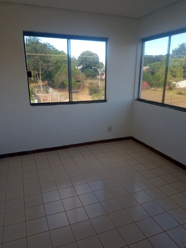 Apto com 2 quartos sendo 1 com armários, sala, sala de jantar, banheiro com box,...