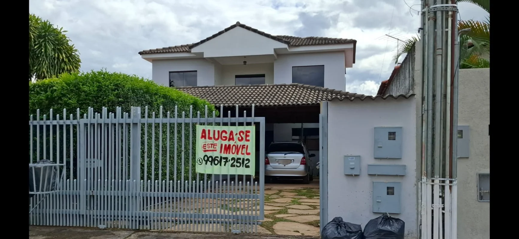Descubra uma casa sobrado confortável e prática no Condomínio Quintas do Sol, lo...