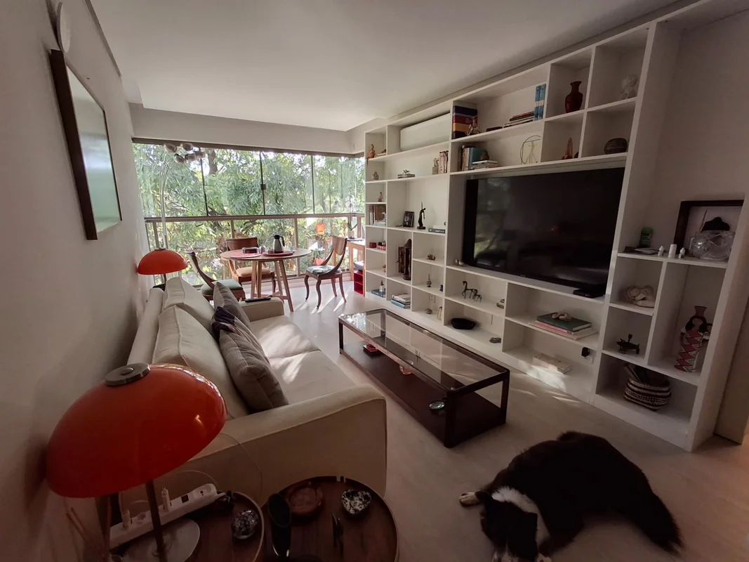SQN 216 - REFORMADO - MOBILIADO COM REQUINTE - 2 QUARTOS + 1SUÍTE Um apartamento...