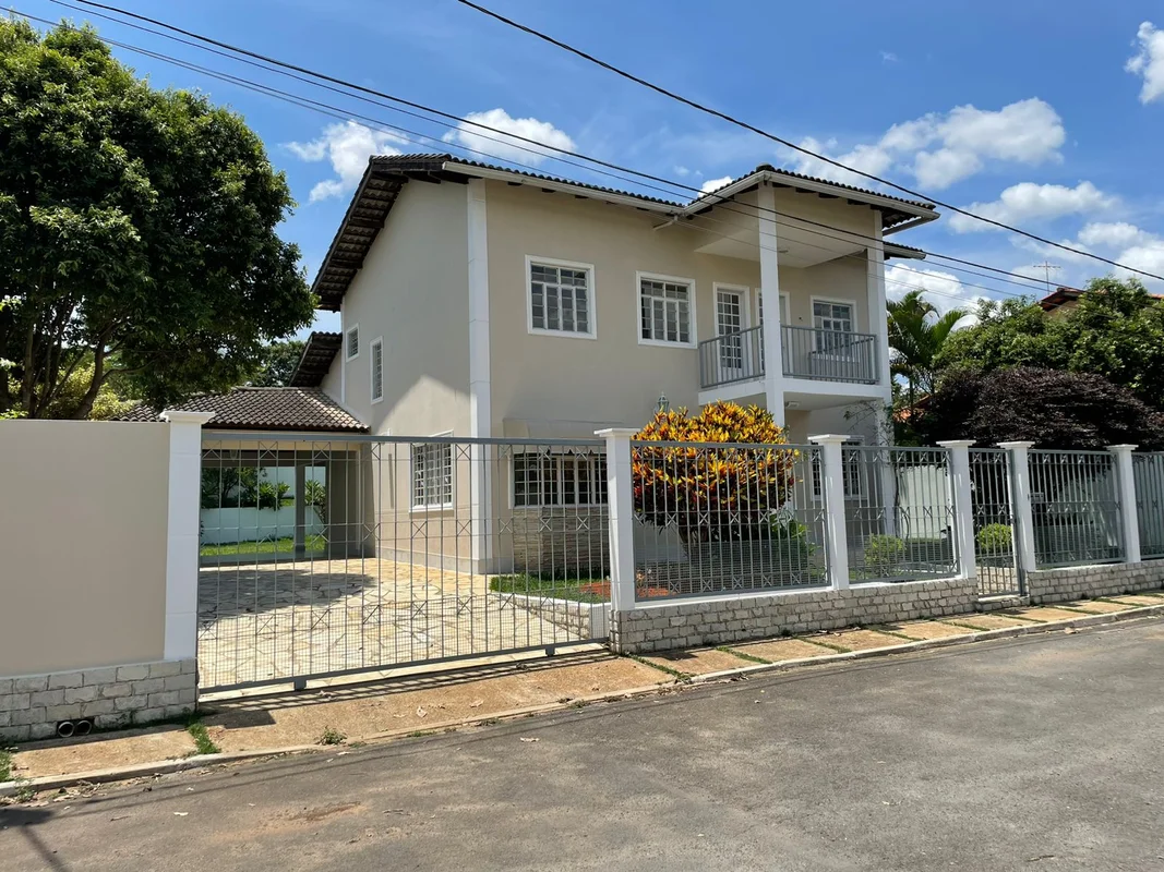 Solares Imobiliária apresenta essa linda casa para locação no Condomínio Quintas...