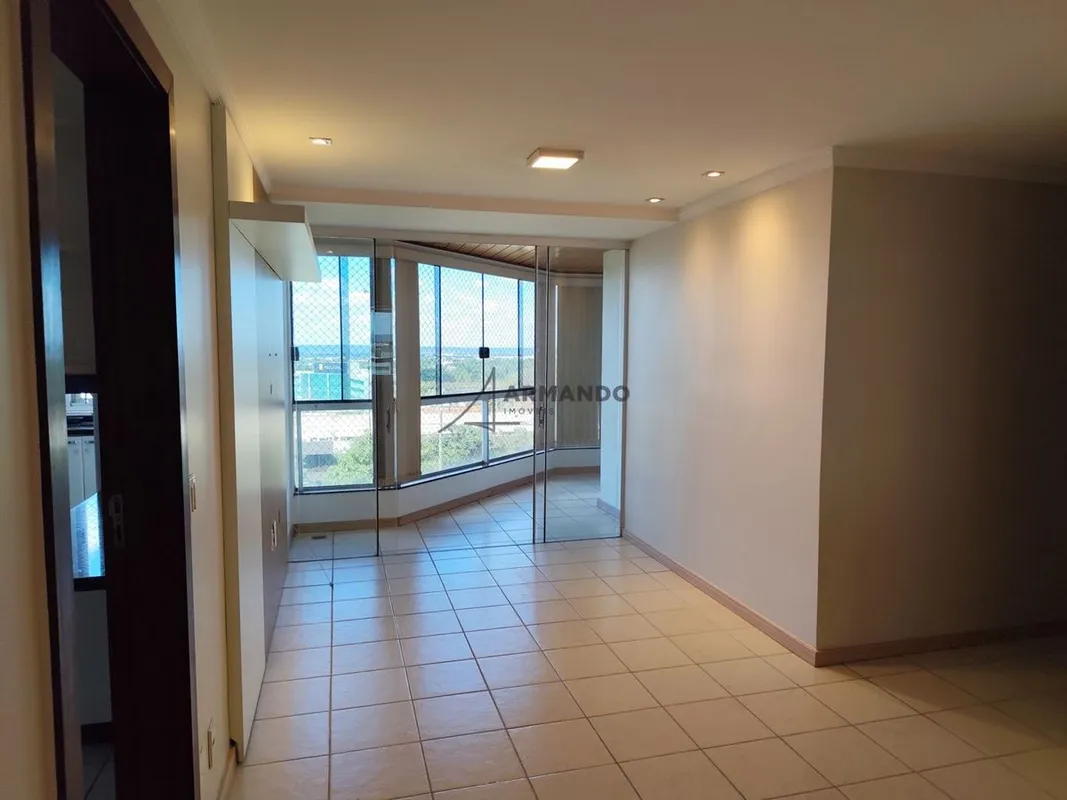 Excelente apartamento, em andar alto e com vista livre, composto por uma suíte, ...