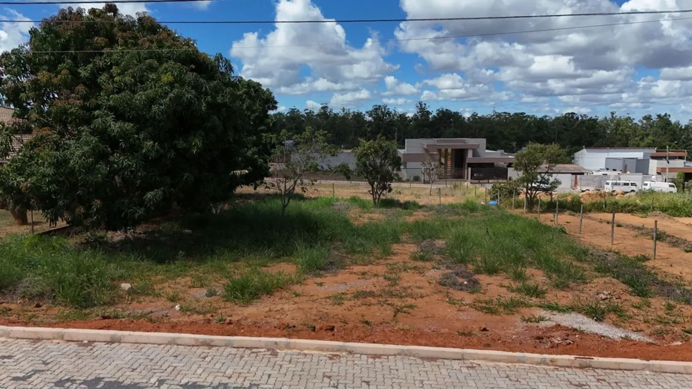 Esmeralda Corretora vende excelente lote no Estância Quintas da Alvorada, locali...