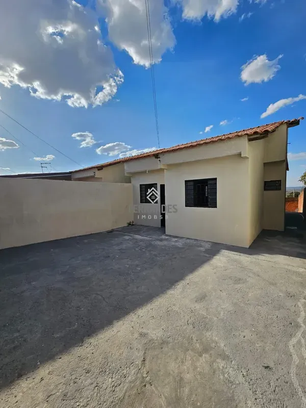 Casa 3 Quartos - Santo Antônio do Descoberto/GO - Bairro QueirozLocalizada na Q....