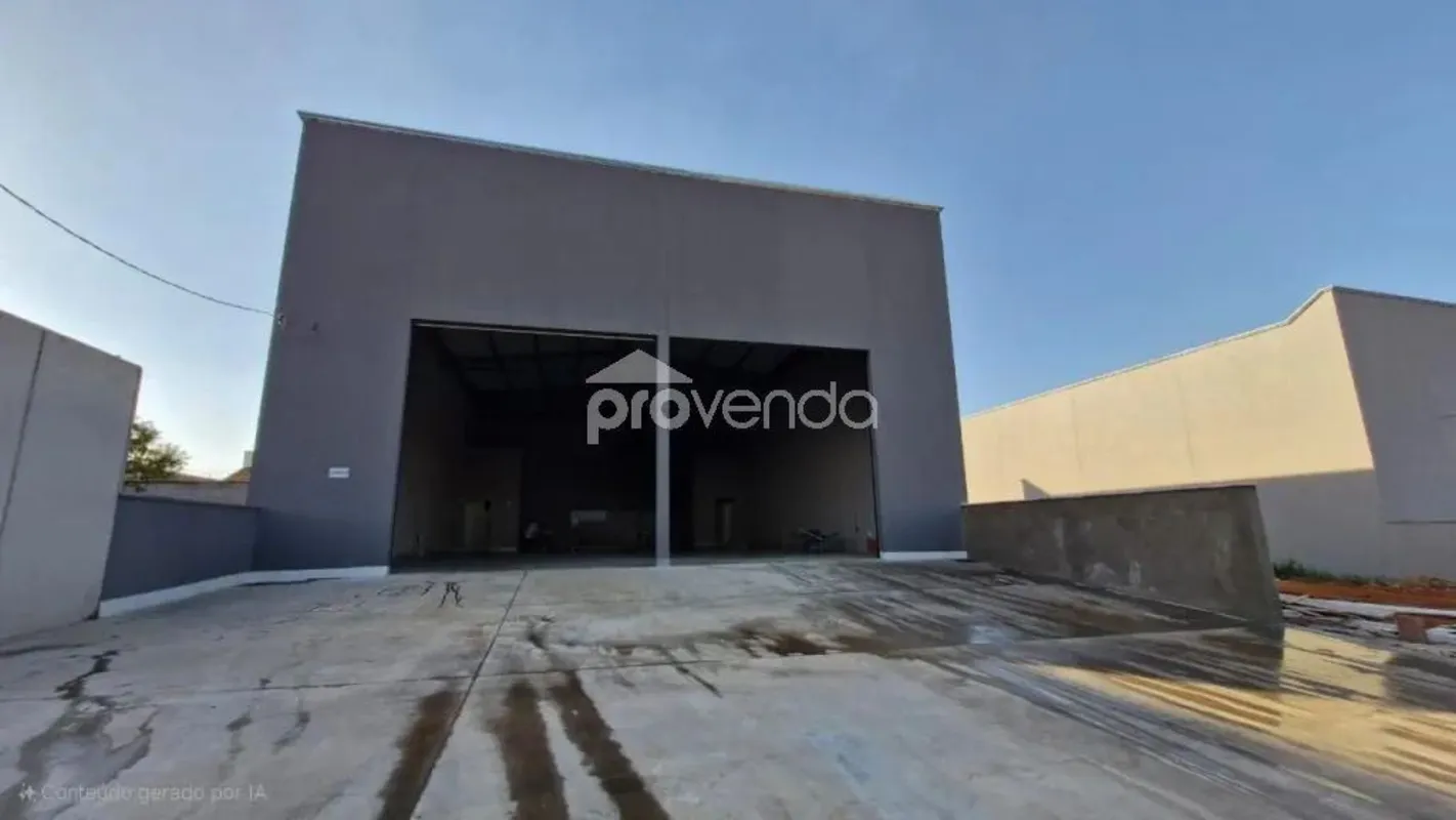 GALPÃO DE VÃO LIVRE DE 260M², POSSUI 02 BANHEIROS, 01 COPA E ESPAÇO PARA UMA SEG...