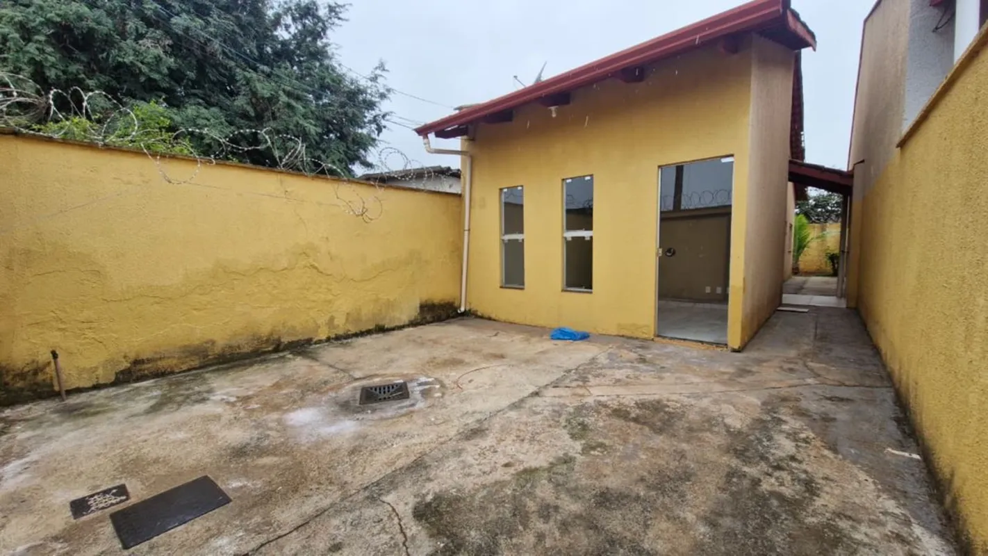 CASA NO CONJUNTO VERA CRUZEXCELENTE CASA COM 02 QUARTOS, SENDO 01 SUÍTE, BANHEIR...