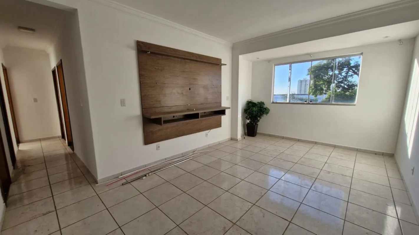 SALA COM PAINEL DE TV, CORREDOR DE CIRCULAÇÃO, COZINHA COM ARMÁRIOS, FORNO E COO...