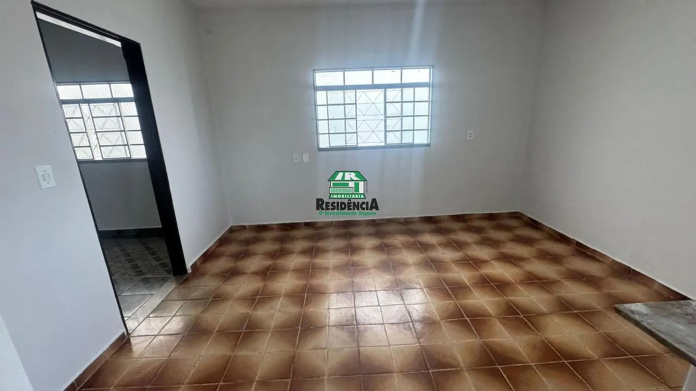 Casa no centro com excelente estrutura:03 quartos, sendo 01 suíte com armárioBan...