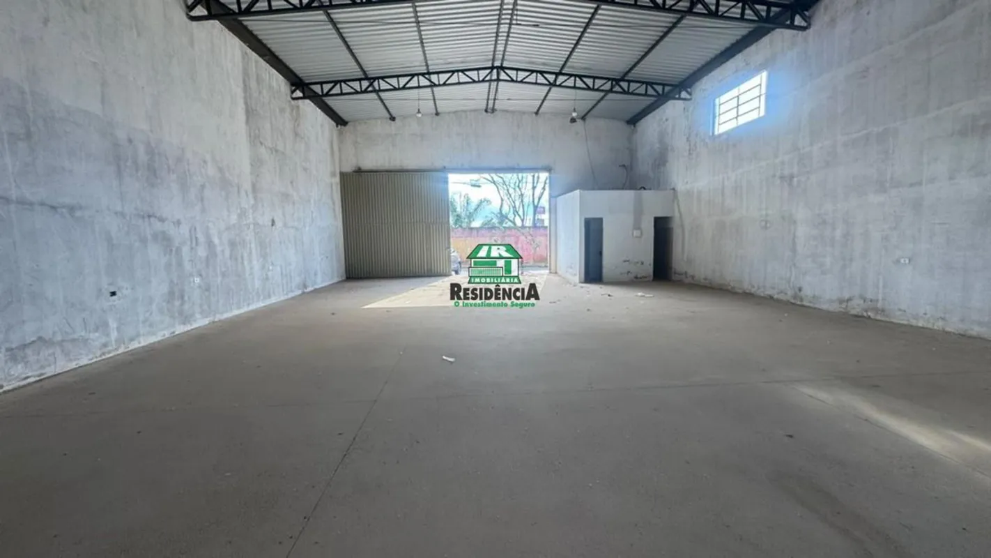Contendo: 02 banheiros 270 metros Porta com entradaquintal Área do lado com port...