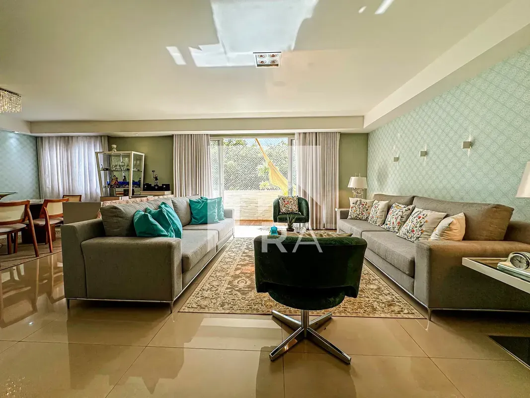 Apartamento que respira luz, espaço e tranquilidade.Com 194m² muito bem distribu...