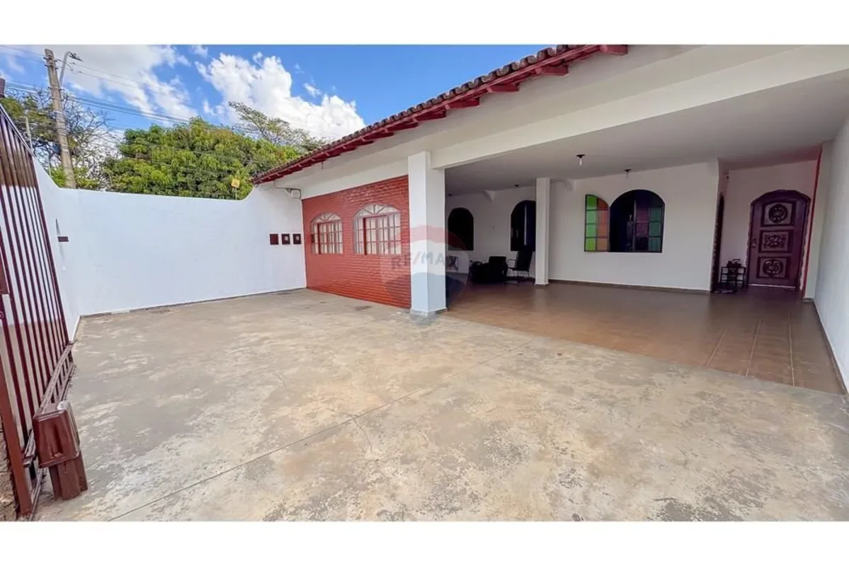 Descubra a casa dos seus sonhos nesta magnífica propriedade residencial à venda,...
