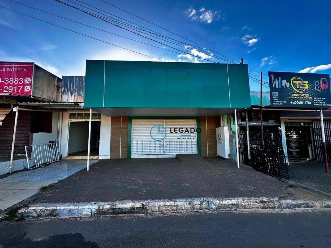 Loja disponível para locação em São Sebastião, localizada em avenida central com...