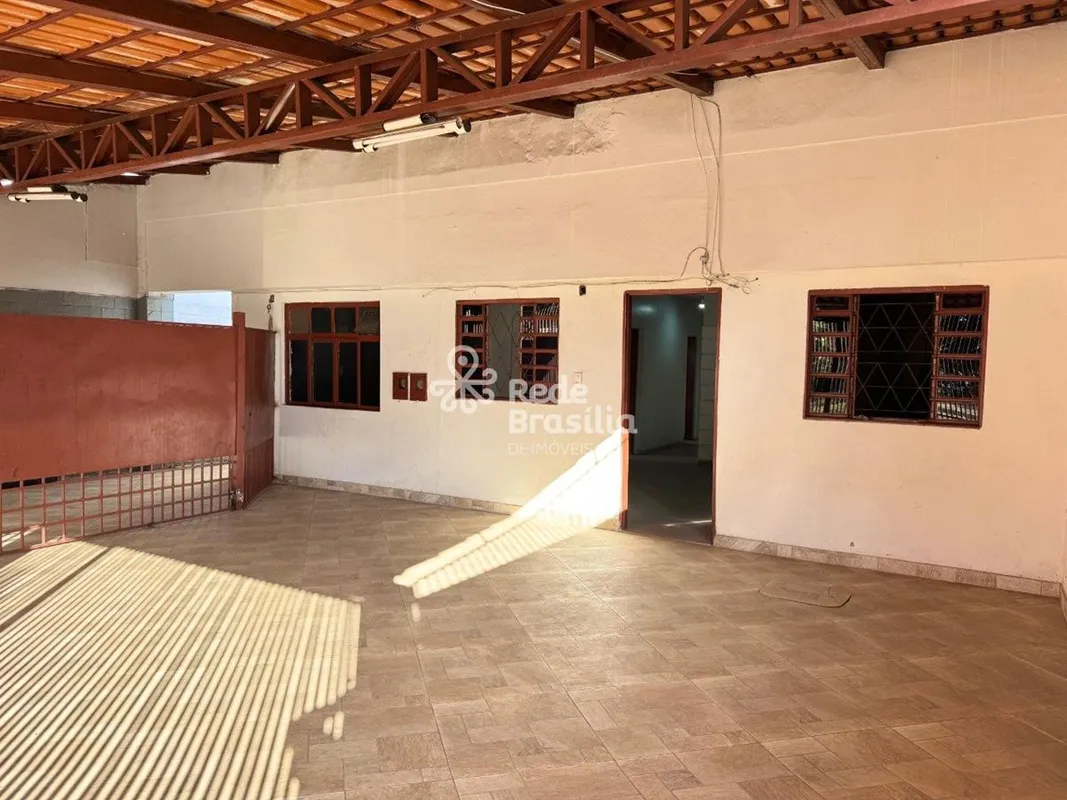 Casa à venda no Guará com edícula independente!- 04 quartos (sendo 1 suíte)- Sal...