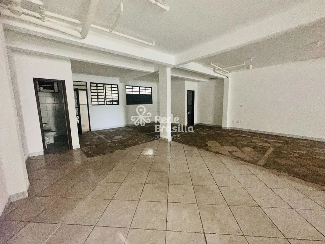 Vende loja comercial no polo de modas no Guará 2, próximo a rua do contorno, faç...