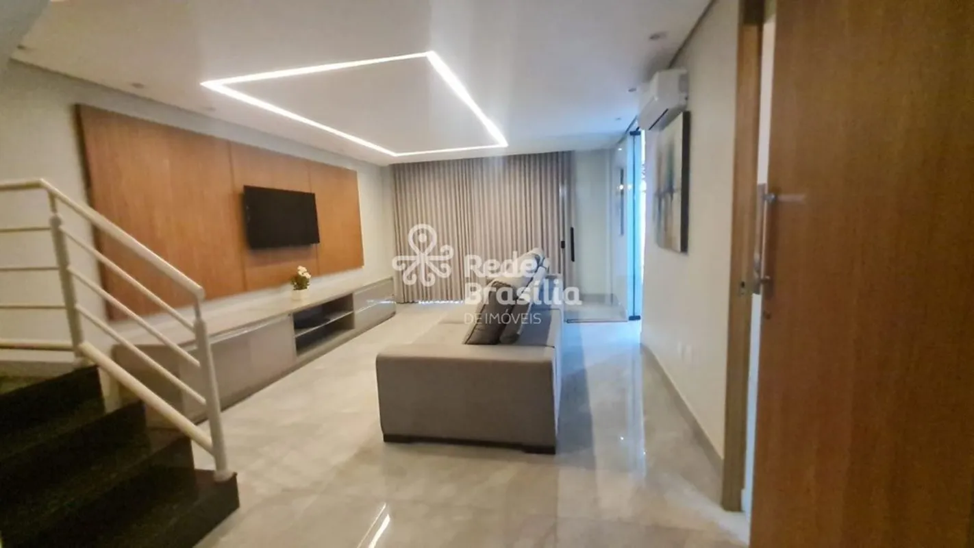 Casa ampla, bem distribuída e com excelente iluminação natural, localizada em ru...
