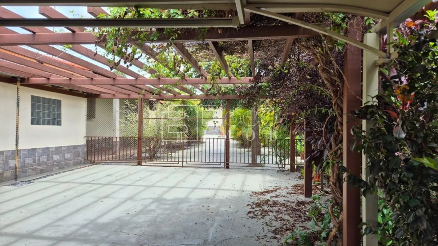 Localizado no Condomínio Quinta das Colinas, no Jardim Botânico, este imóvel é i...