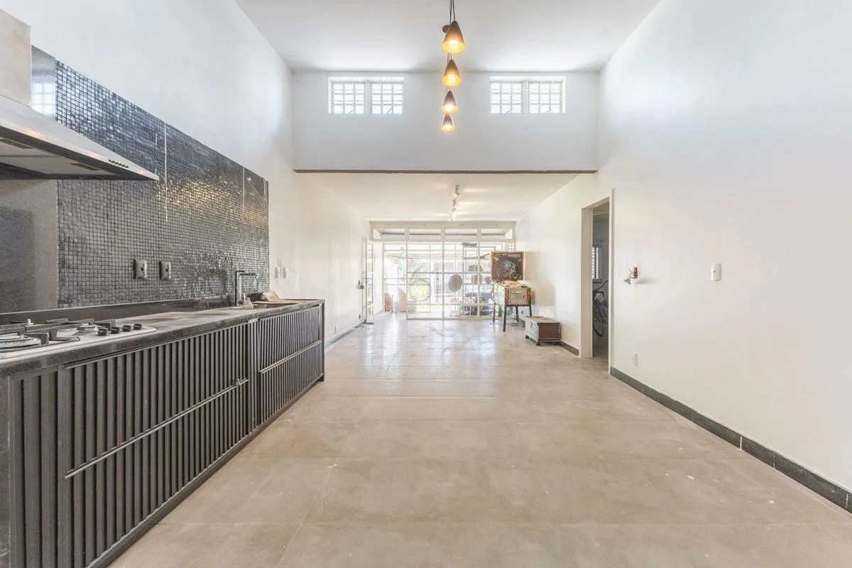 Casa térrea espaçosa, localizada em área nobre de Brasília, com ambientes ventil...