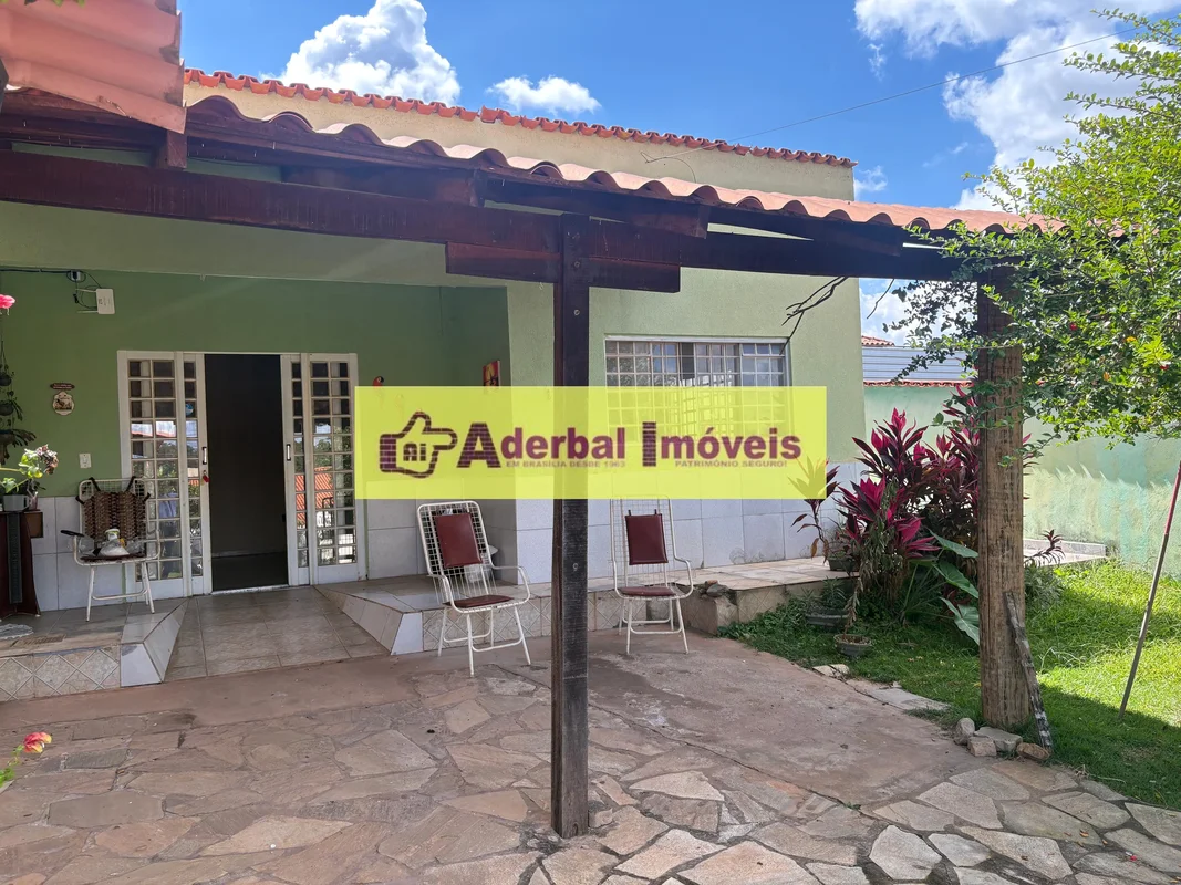 Uma excelente casa em condomínio com varanda colonial na frente, sendo 01 sala, ...