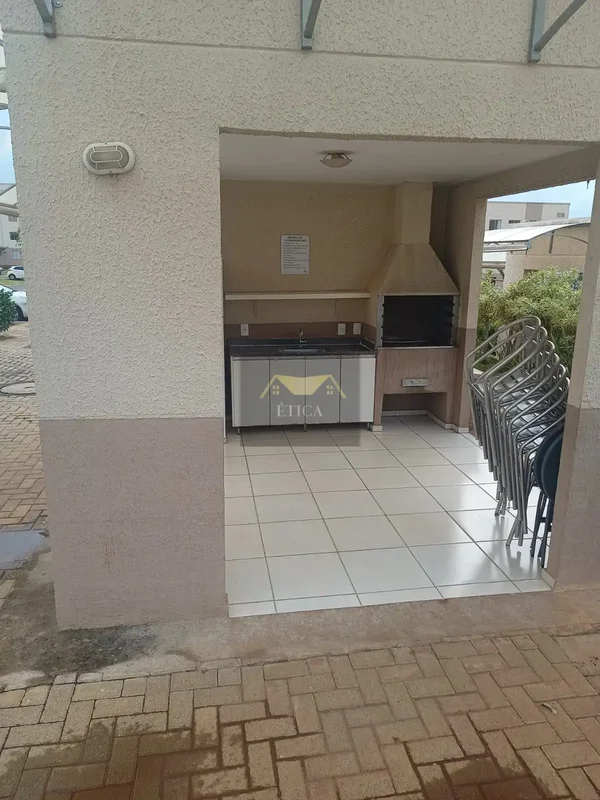 - apto térreo dois quartos, sala, coz, serviço e banheiro grande adaptado pra PC...