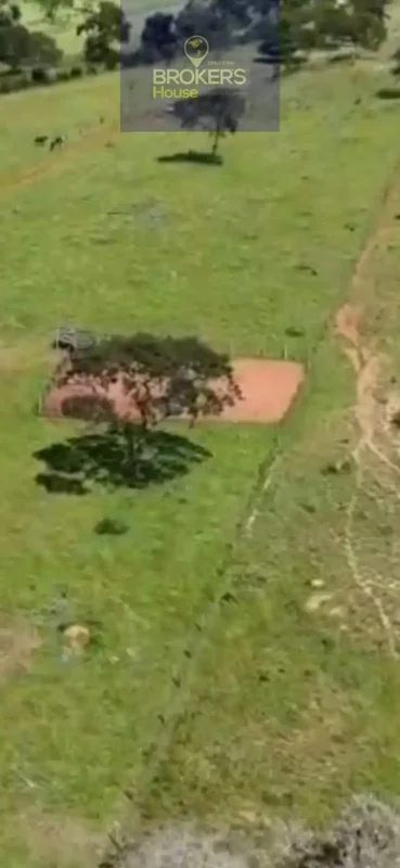 Descubra uma oportunidade única de viver rodeado pela beleza natural. Esta fazen...