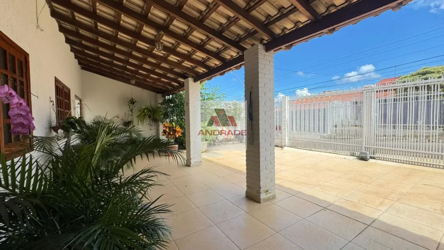 EXCELENTE CASA ! LOCALIZAÇÃO MARAVILHOSA CASA TODA NA LAGE 3 DORMITÓRIOS SENDO U...