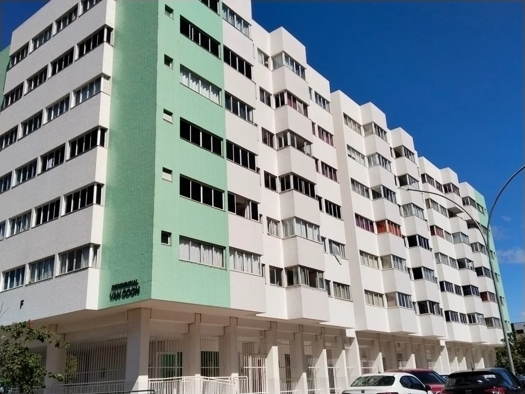 Descubra um apartamento reformado e bem localizado na Quadra Central Conjunto B,...