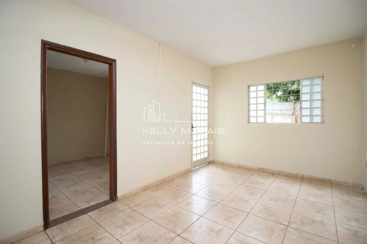 Área 636m² - Casa 4 quartos, laje, quintal + barracão - St Leste UniversitárioCa...