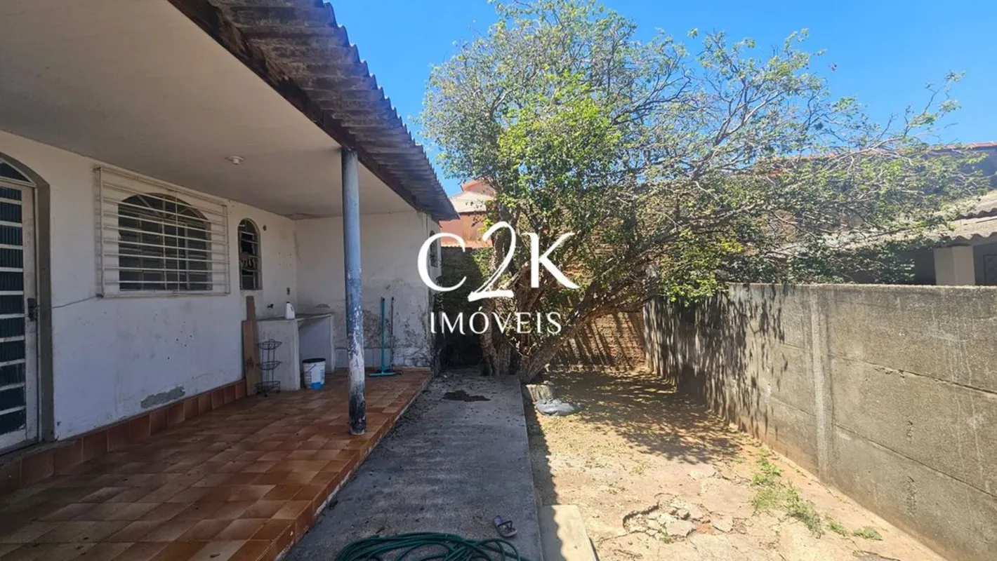 Imóvel com Casa, Loja e Barracões - Lote de 373 m² - St Universitário Goiânia GO...