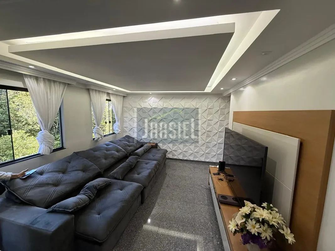 Conheça este espaçoso apartamento no coração do Residencial Santos Dumont, na QB...