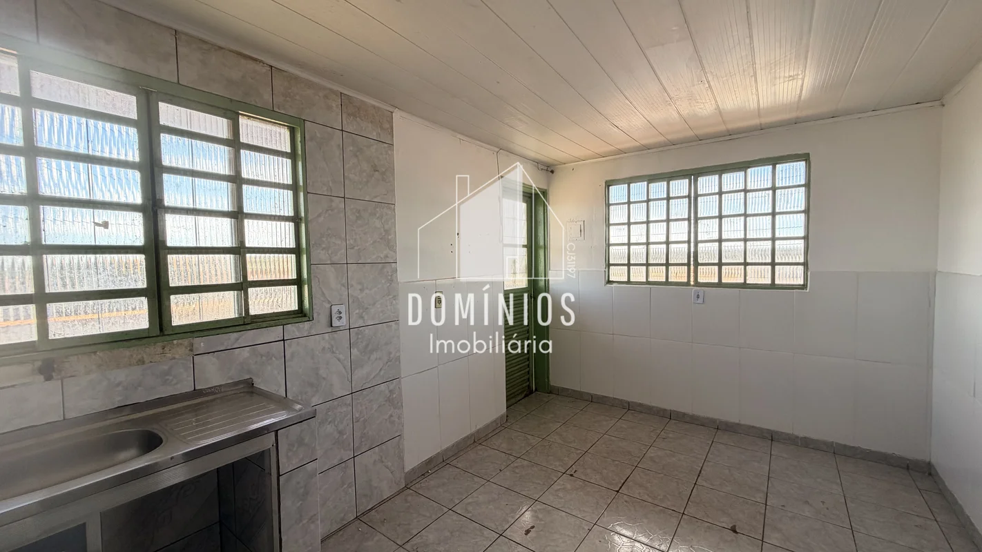 QD 304 - Apartamento simples, bem ventilado e com ótima iluminação natural.O imó...